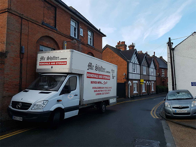 500 cube-tail lift van